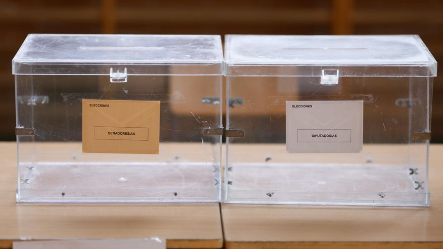 Urnas ya colocadas en un colegio electoral en Madrid, este sábado, durante los preparativos de las elecciones generales. EFE/ Rodrigo Jiménez