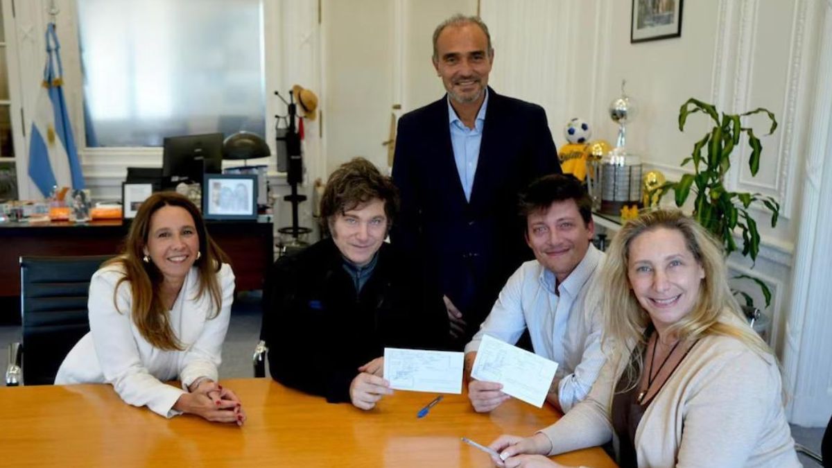 Santiago Caputo se afilió a La Libertad Avanza en febrero pasado. En la foto, junto a los Milei, Pilar Ramírez y Eduardo 