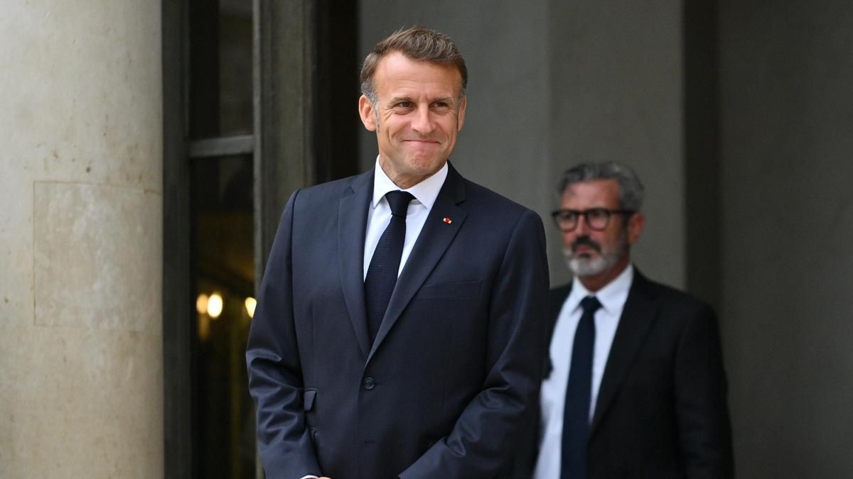 Macron, la geometría y la falsedad del centro político