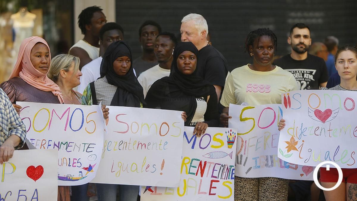 Solicitantes de asilo y refugiados bailan por el Centro de Córdoba para concienciar sobre su realidad
