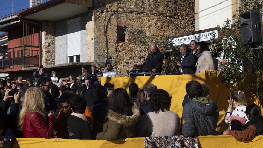 Más de 200 personas participan en la tradicional cabalgata de Seña, a la que ha asistido el presidente de Cantabria, Miguel Ángel Revilla