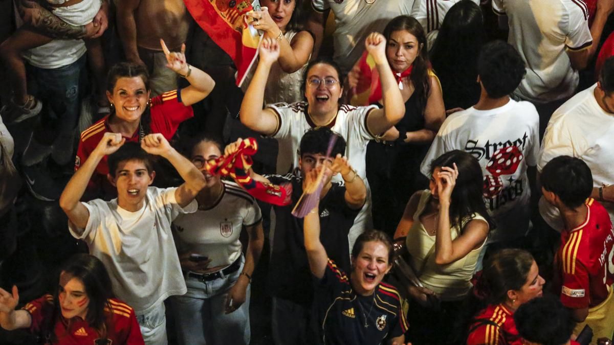 La celebración de los cordobeses en Las Tendillas tras el triunfo de España, en imágenes