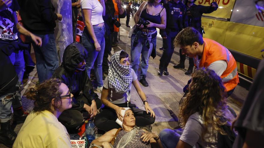 Miembros del SAMU atienden a una herida en el entorno del Roig Arena el 15 de octubre de 2025