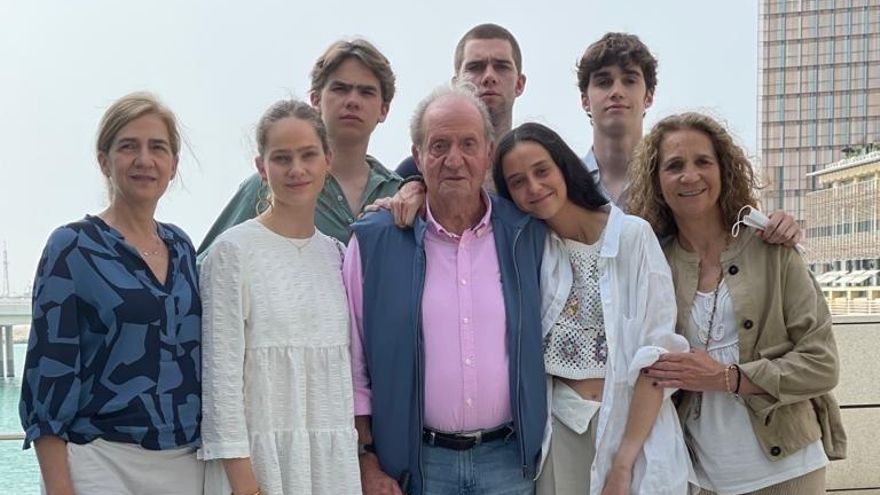 El rey Juan Carlos, en el centro, rodeado en Abu Dabi por sus hijas Elena y Cristina, y varios de sus nietos