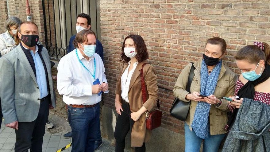 Paseíllo de Díaz Ayuso antes de votar en Chamberí