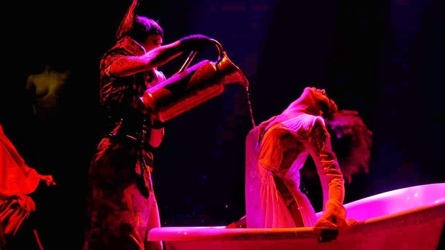 Diez planes románticos para un San Valentín diferente en Madrid: tiro con hacha, un atardecer o teatro picante