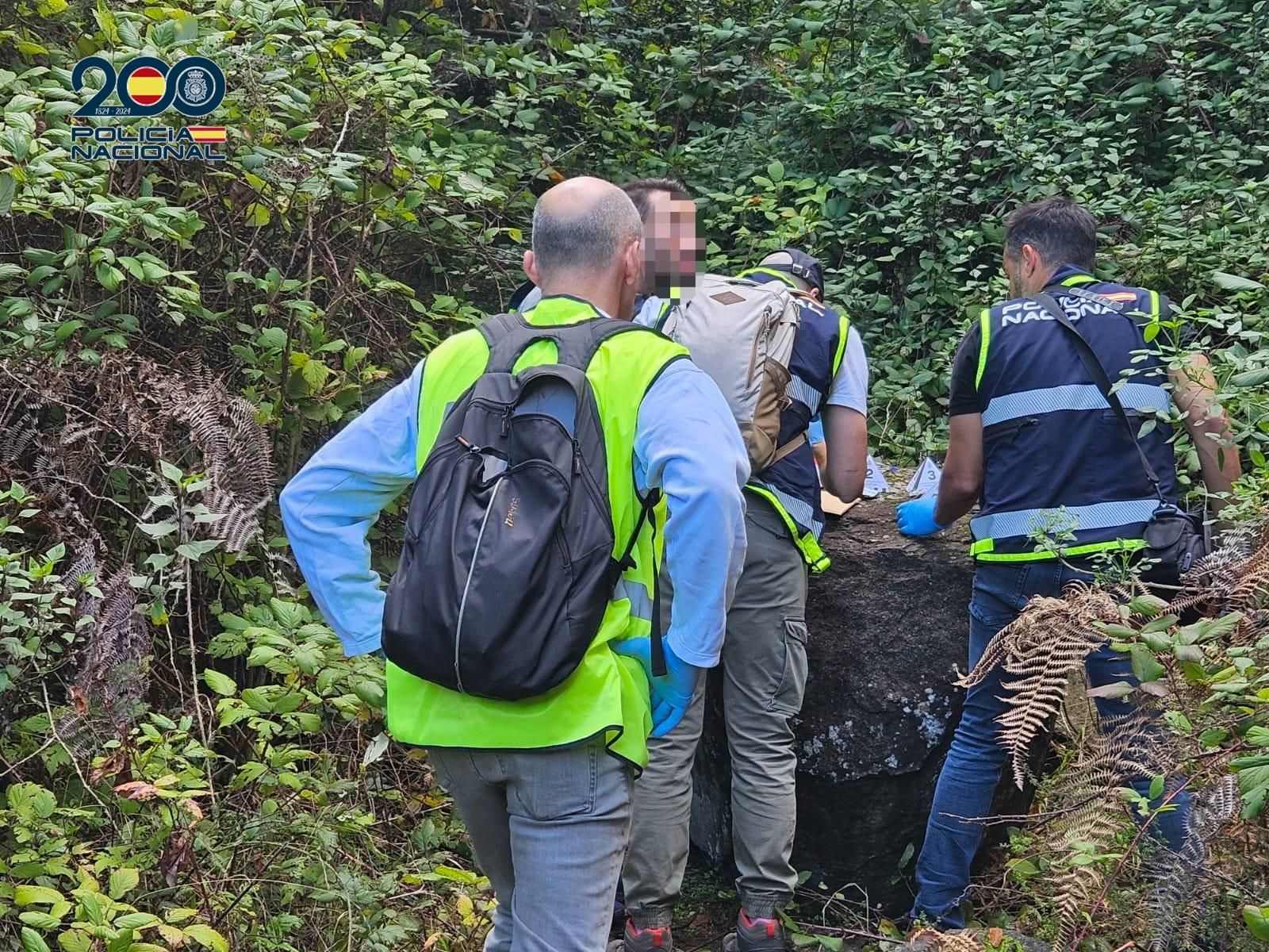 Agentes de la Policía Nacional durante las investigaciones. POLICÍA NACIONAL