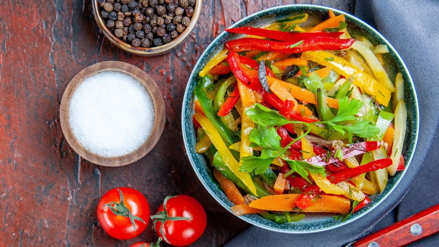 Ensalada con espárragos, pimientos y tomates