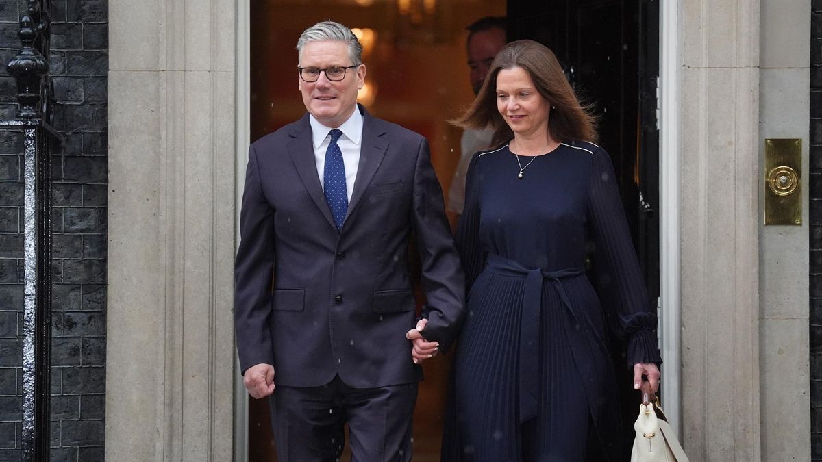 El primer ministro británico, Keir Starmer, y su esposa a la salida de Downing Street este miércoles.
