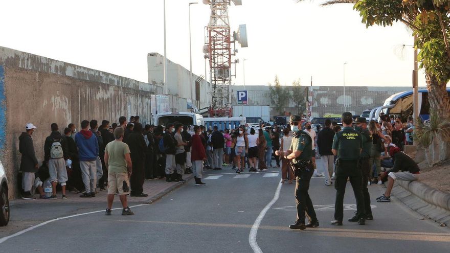 La Policía Nacional saca a cerca de 200 migrantes del muelle de Arguineguín y los deja en la calle