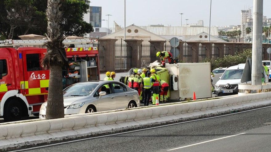 Accidente en la Avenida Marítima: vuelca un camión y su conductor queda atrapado dentro