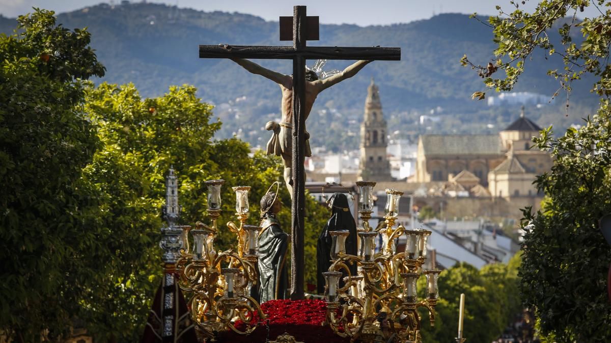 Salida procesional de la Hermandad del Amor, en imágenes