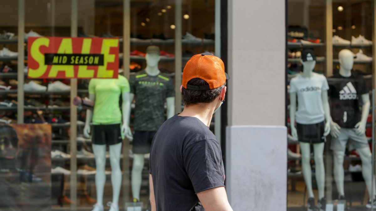 Un hombre mira el escaparate de una tienda