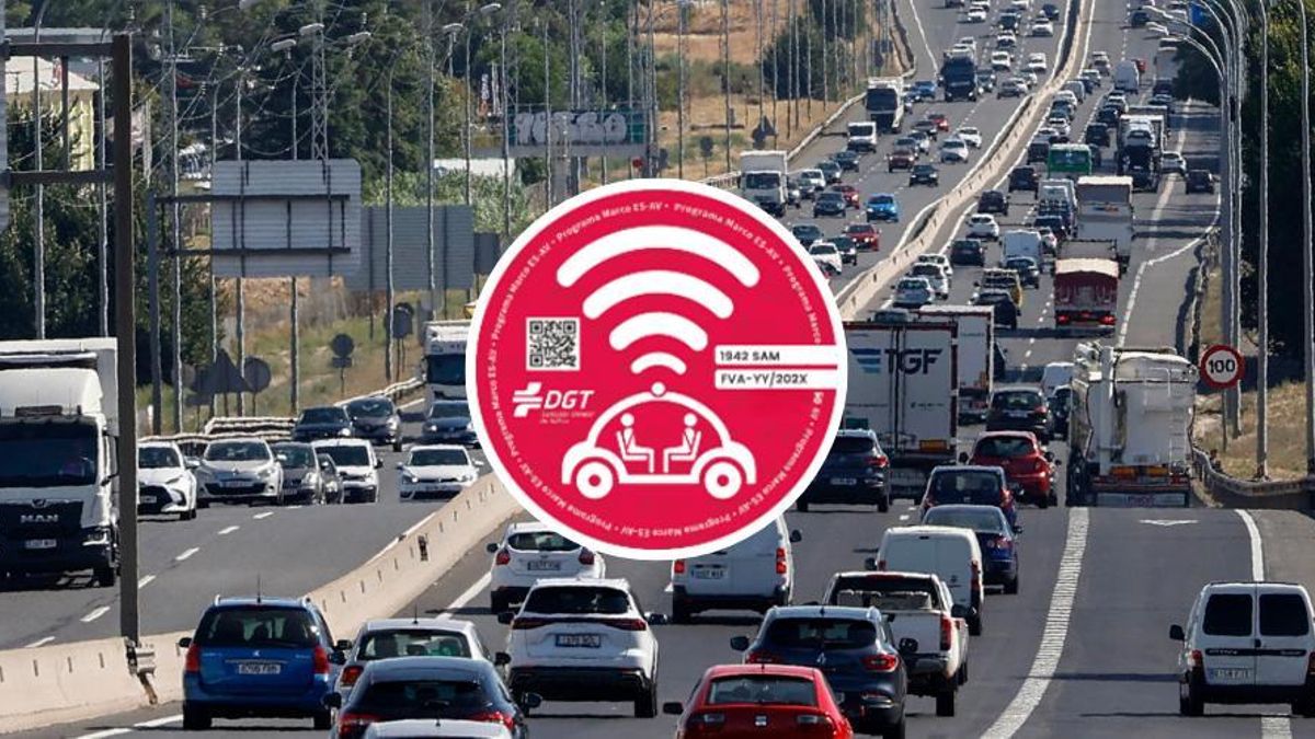 Montaje con el distintivo específico y el tráfico en la entrada de la Nacional IV en Madrid el pasado 29 de agosto de 2025