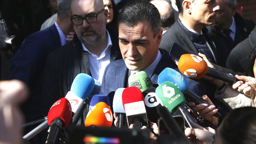 El presidente del Gobierno, Pedro Sánchez, atiende a los medios a la salida de la capilla ardiente del director Carlos Saura instalada en la Academia de Cine, a 13 de febrero de 2023, en Madrid (España).