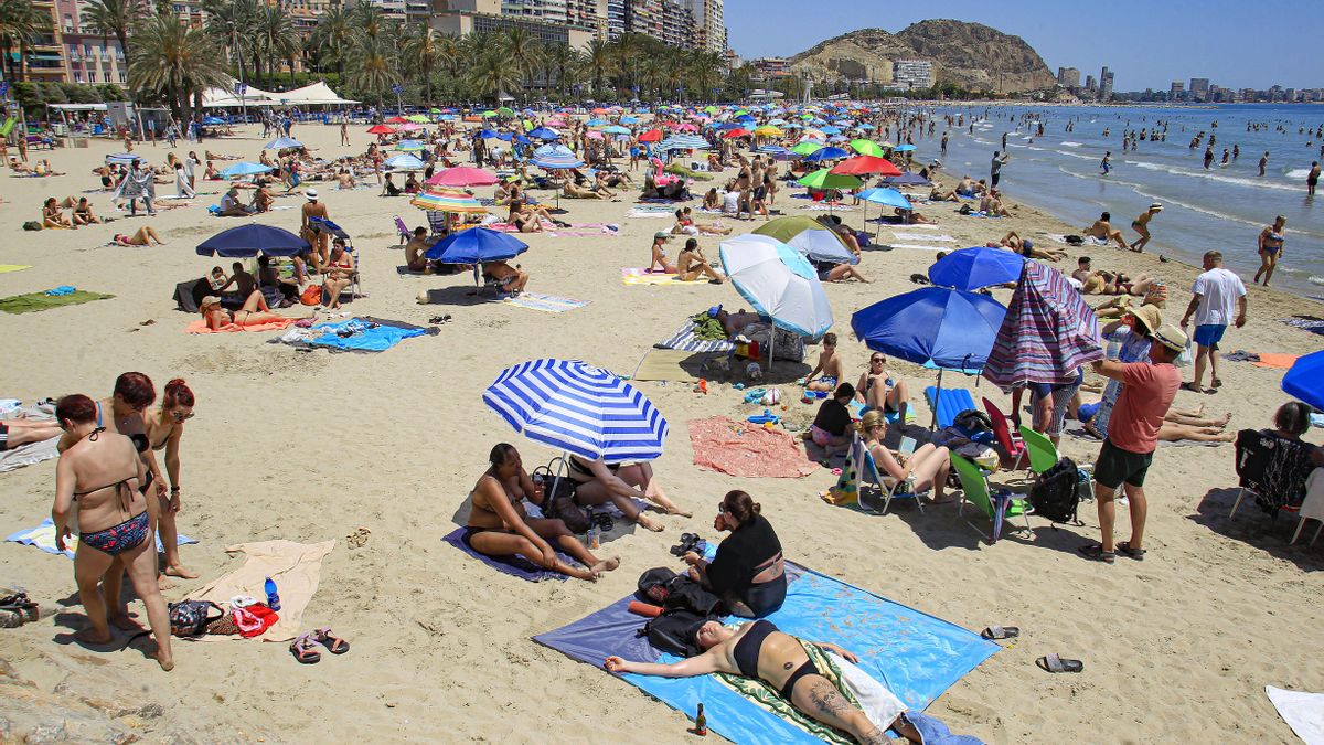 Bañistas en la playa de El Postiguet de Alicante.