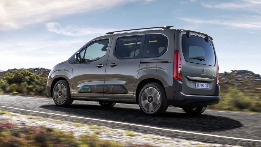 El vehículo alcanza los 135 km/h de velocidad máxima y sus baterías permiten recorrer hasta 280 kilómetros.