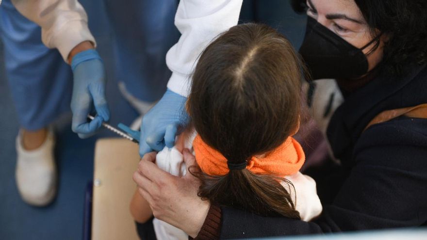 Una niña recibe la vacuna contra la COVID-19 en Valencia