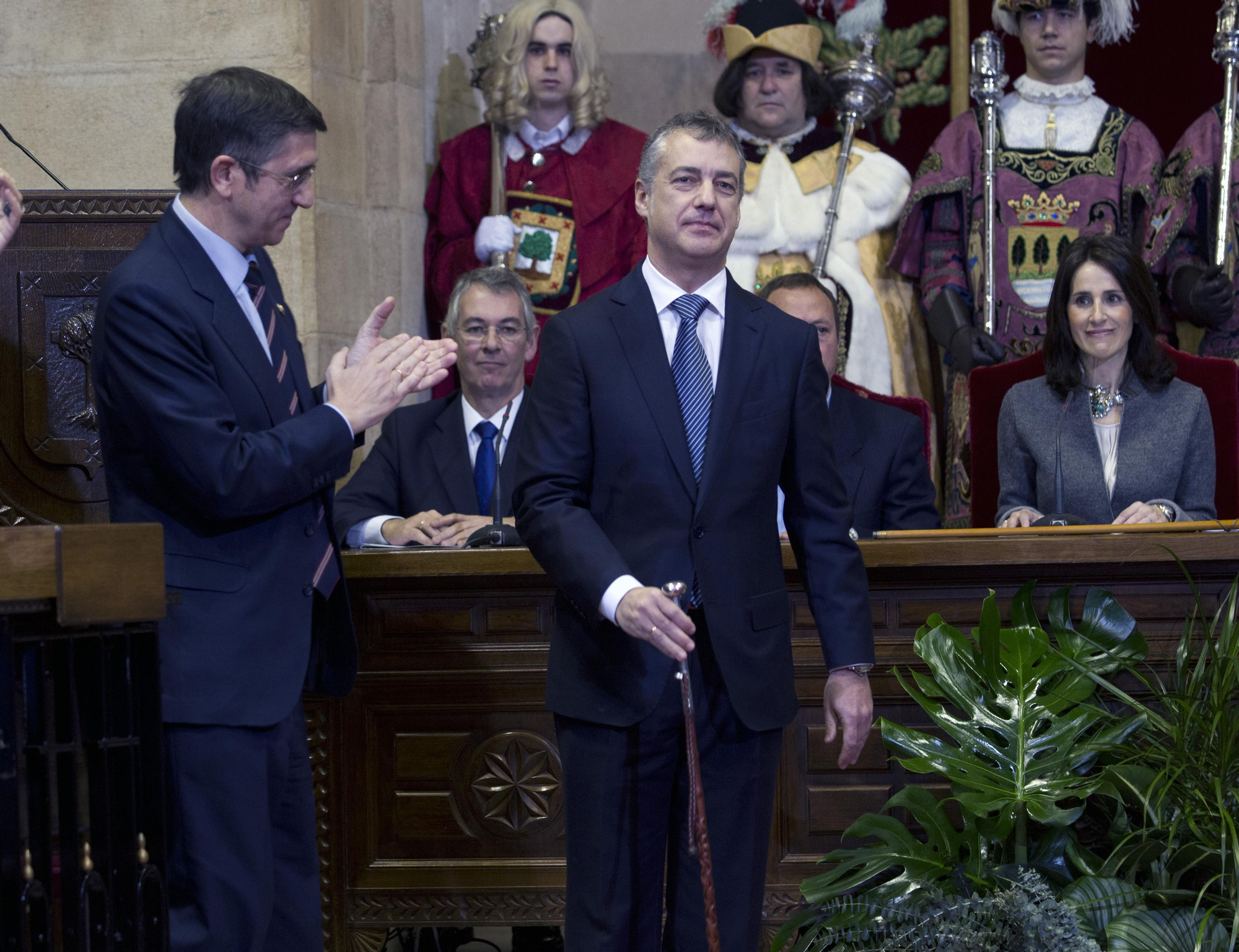 Patxi López, entregando la 'makila' el 15 de diciembre de 2012