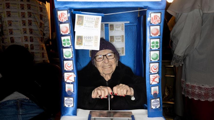 Una mujer disfrazada durante la celebración del Sorteo Extraordinario de la Lotería de Navidad 2025, en el Teatro Real