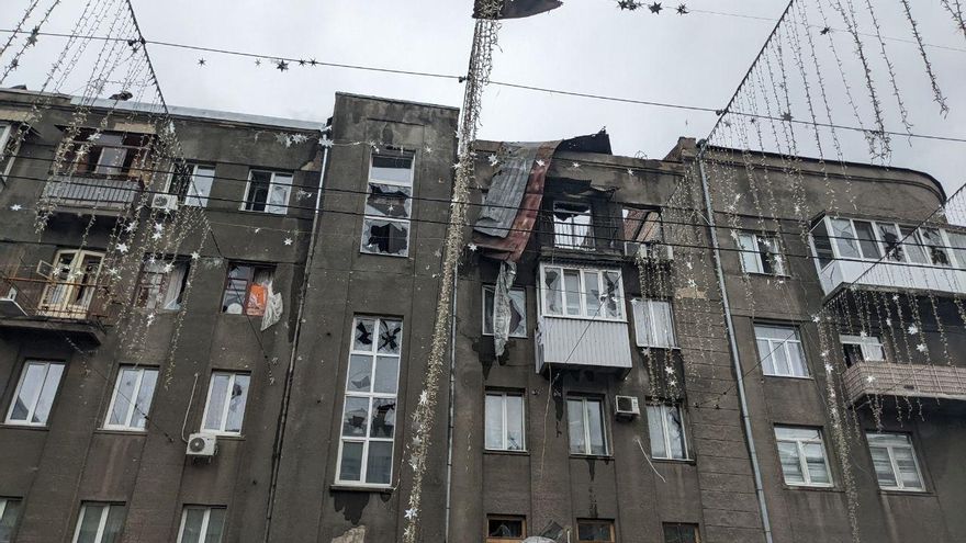 Edificio atacado por misiles rusos en el centro de Járkov.