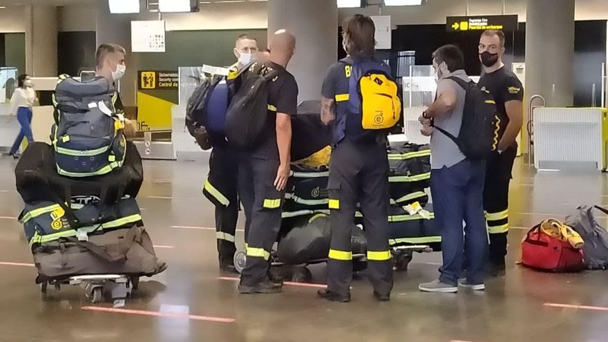 Retén de bomberos bloqueado en el aeropuerto de Gran Canaria este jueves ante el anuncio de cierre del aeropuerto de La Palma