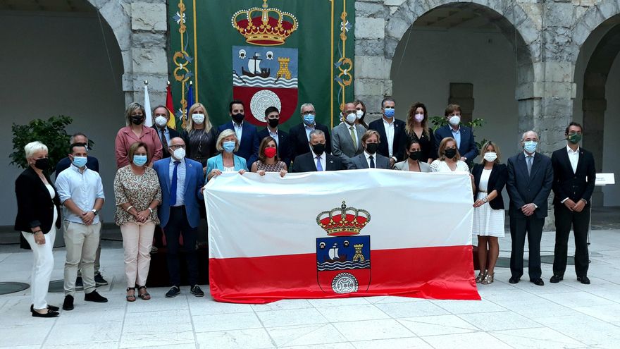 Entrega al alcalde de Reocín, Pablo Diestro, de la bandera de Cantabria que se izará en Día de las Instituciones.