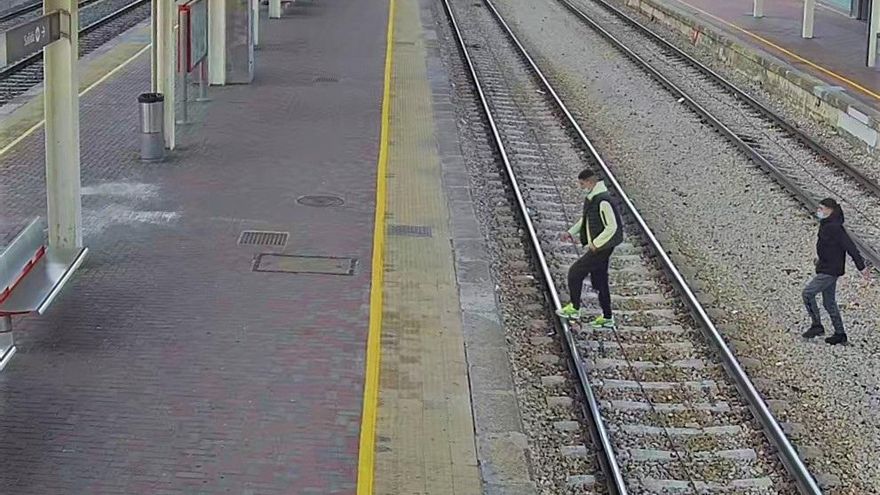 Personas cruzando las vías del tren