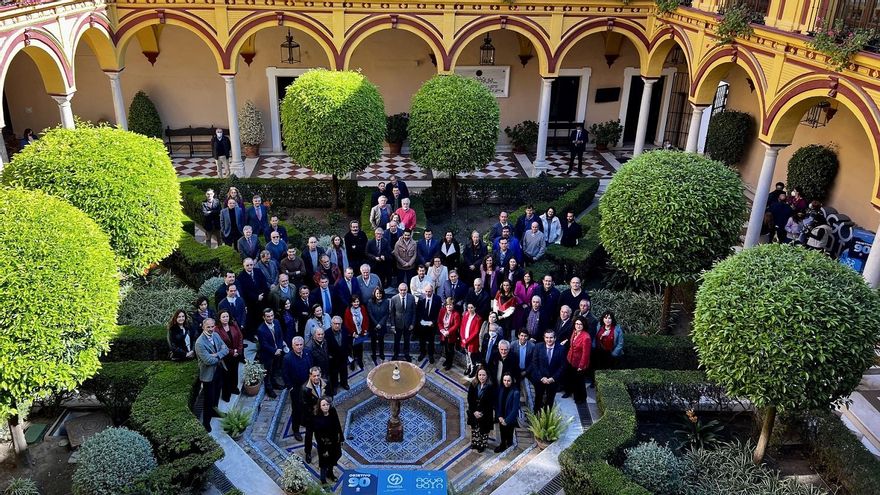 Foto de familia de los miembros del Observatorio del Agua de Emasesa.