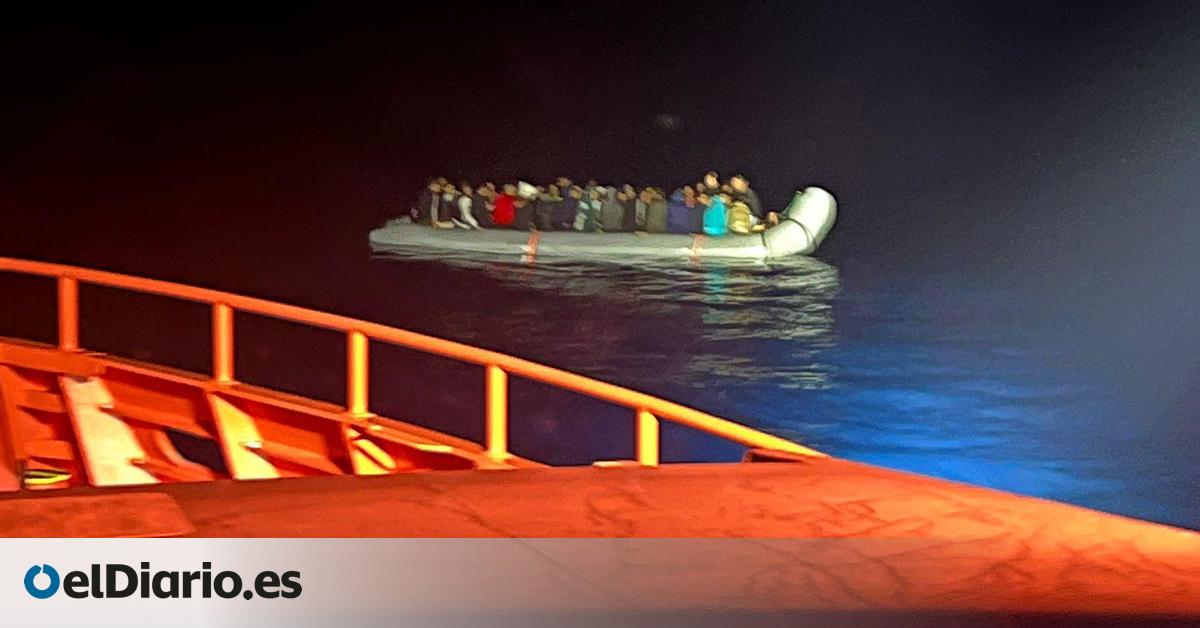 Salvamento desembarca en Arrecife a más de un centenar de personas, dos de ellas menores, de dos embarcaciones precarias