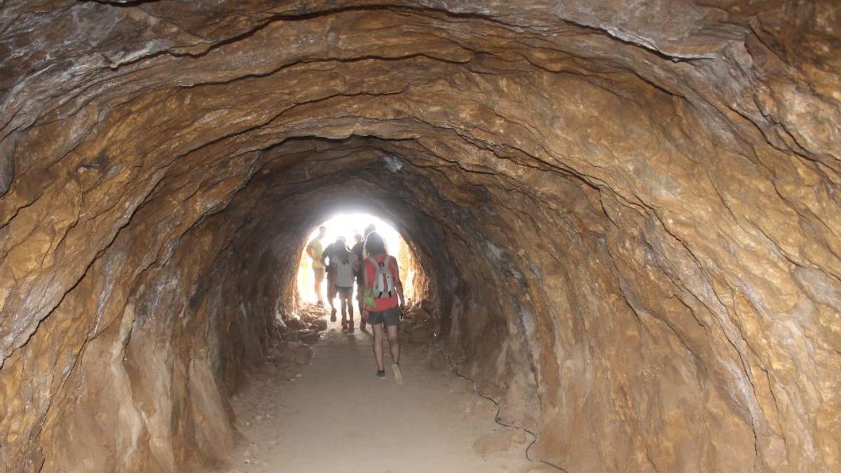 Interior de la Sima de las Palomas, yacimiento paleoantropológico donde se han descubierto restos fósiles de neandertales de hace unos 50.000 años