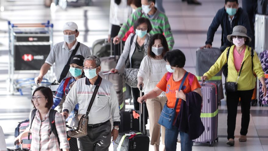 Pasajeros usan cubrebocas para protegerse del coronavirus mientras transitan por el Aeropuerto Internacional de Ezeiza en Buenos Aires (Argentina). EFE/Juan Ignacio Roncoroni/Archivo