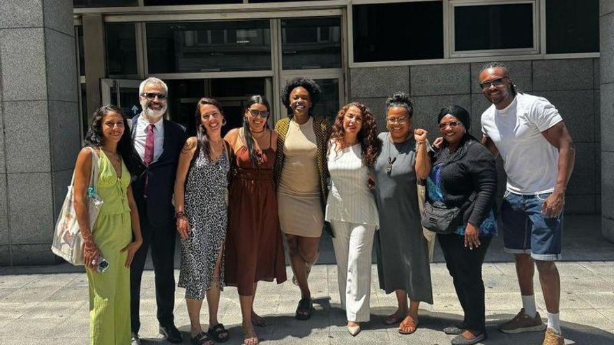 Condenan a un hombre a 15 meses de prisión por delito de odio y racismo en redes contra la activista Quinndy Akeju