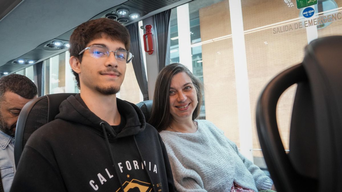 Vanessa de Bonis y su hijo, en el autobús del dispositivo alternativo para viajar desde Córdoba.
