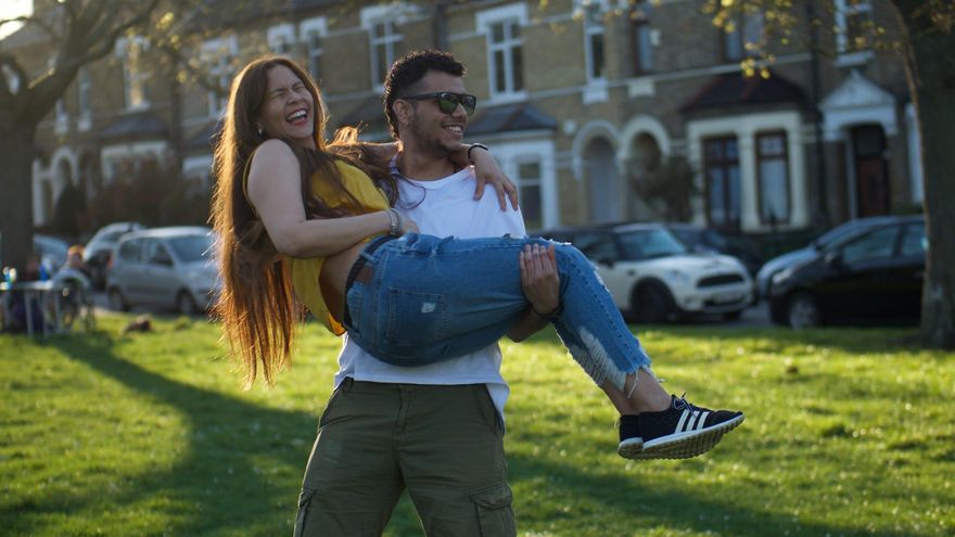 Santiago Mejías, junto a su madre en Londres tras emigrar desde Canarias / Cedida