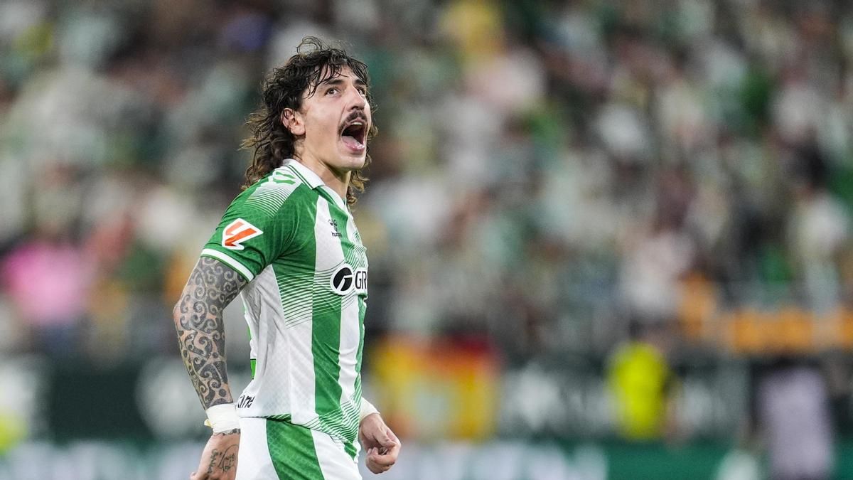 Una asociación denuncia ante la Fiscalía los ataques homófobos de un youtuber contra Hector Bellerín: “No sabía quién era el maricón”
