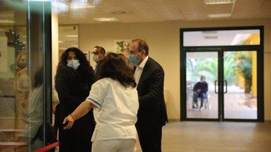 La consejera de Igualdad, Políticas Sociales y Conciliación, Rocío Ruiz, visita la residencia DomusVi en Alcalá de Guadaíra.