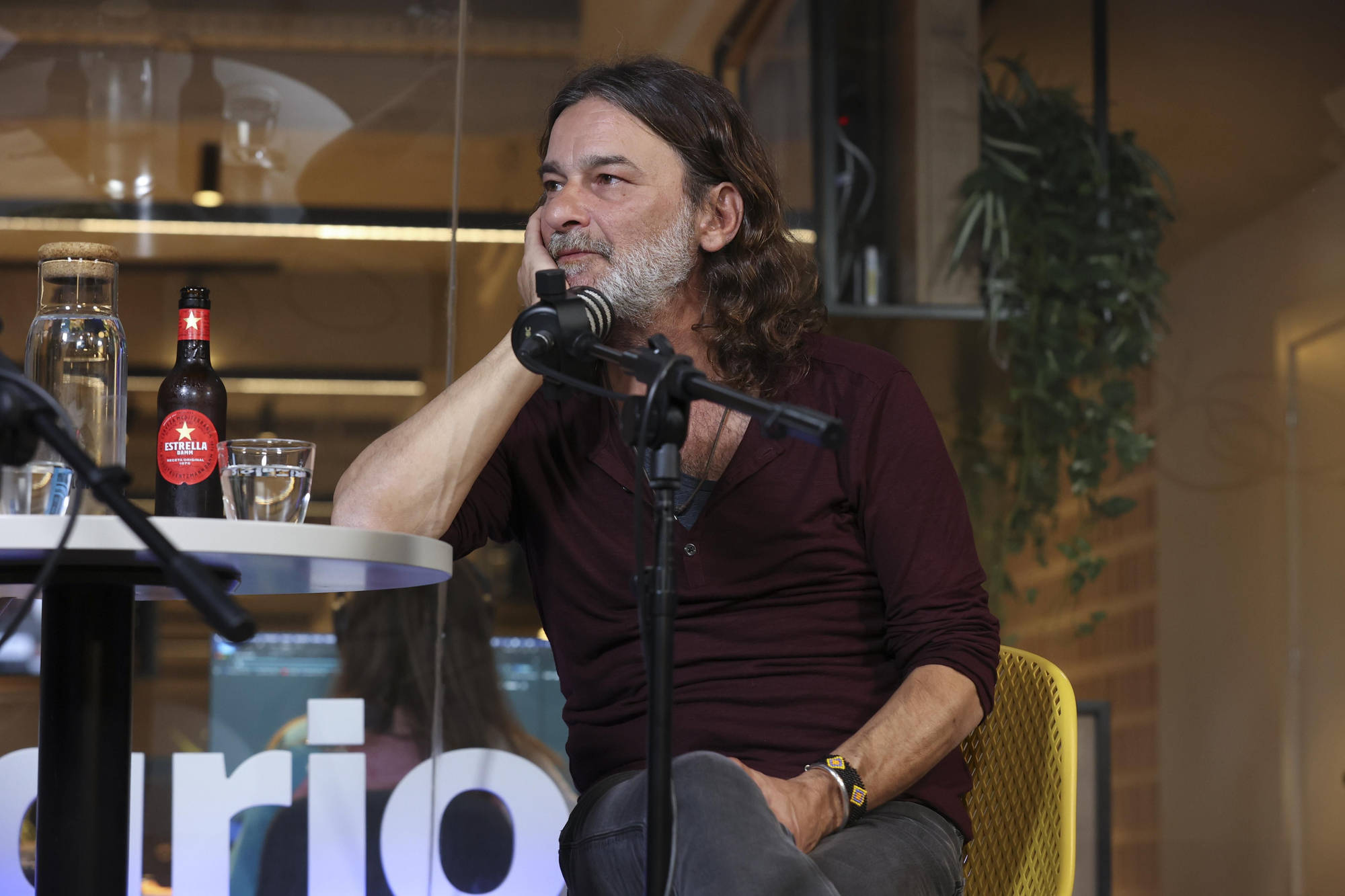 Quique González en la redacción de elDiario.es