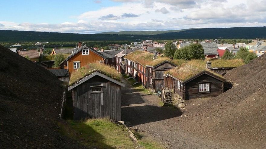 Casas tradicionales con techo de turba en Sleggveien, el barrio minero de Roros.