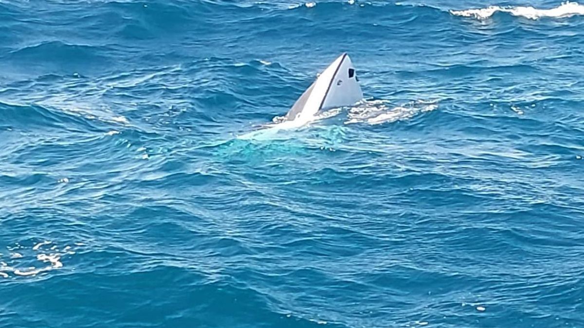 El mar 'se traga' una embarcación frente a la costa de Arrecife