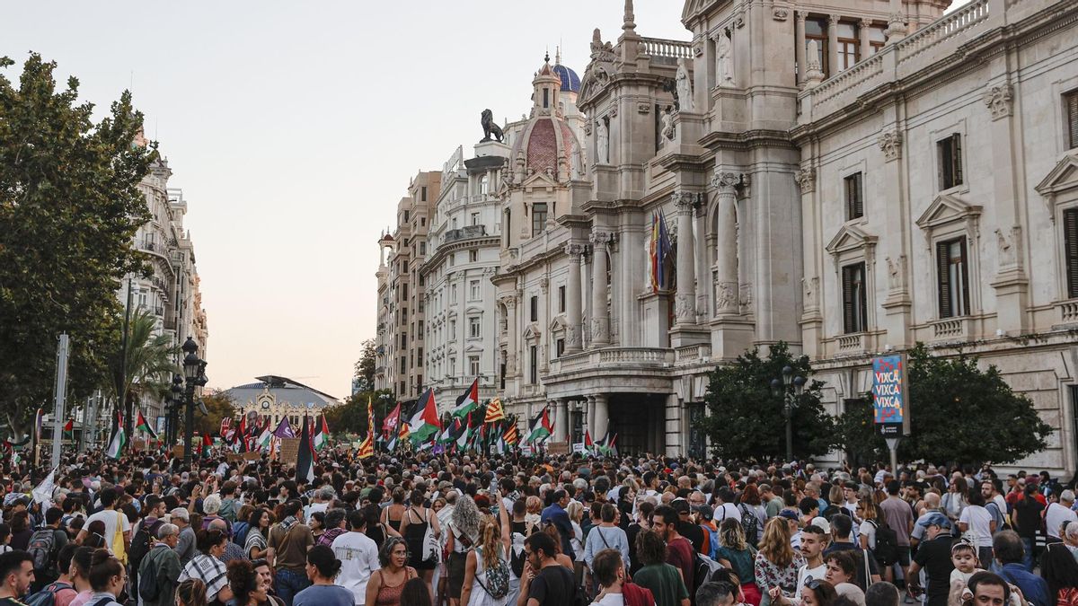 Cientos de personas se han concentrado esta tarde en la plaza del Ayuntamiento de València en protesta por la intercepción por parte del ejercito israelí de la Global Sumud Flotilla.