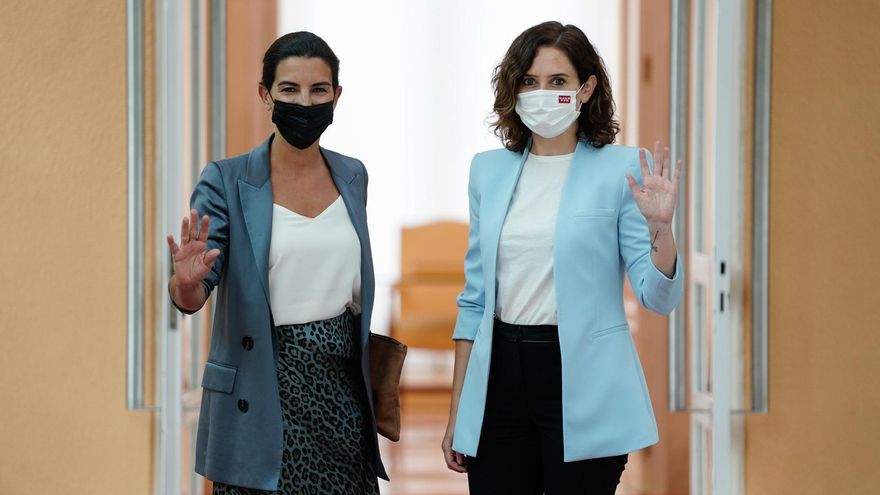 La portavoz de Vox en la Asamblea de Madrid, Rocío Monasterio, y la presidenta de la Comunidad, Isabel Díaz Ayuso.