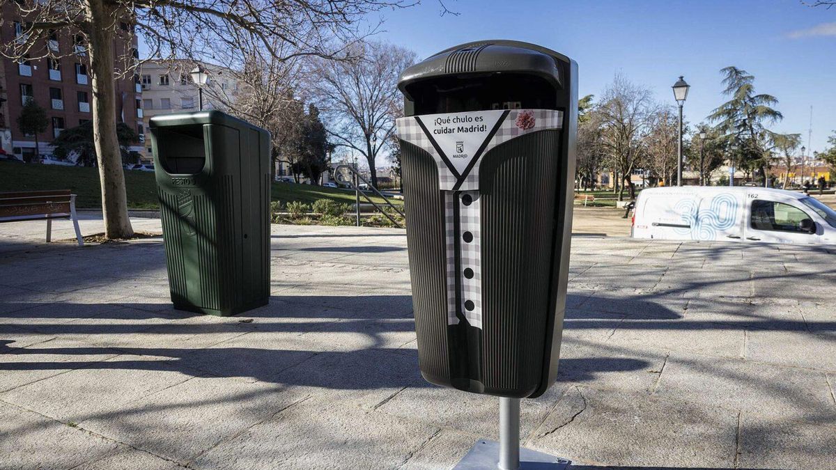 Papelera modelo Cibeles con guiño al traje de chulapo