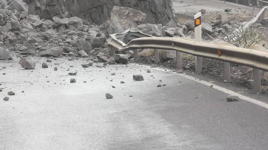 Un aparatoso desprendimiento obliga a cerrar la carretera que conecta Agaete con La Aldea