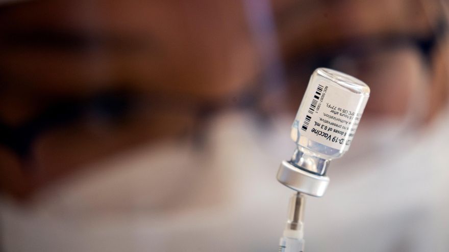 Una enfermera prepara una dosis de la vacuna de  Pfizer/BioNTech contra la covid-19. Fotografía de archivo. EFE/Etienne Laurent