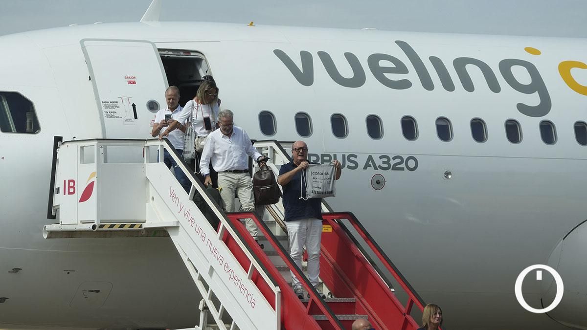 Llegada al aeropuerto de Córdoba del primer vuelo de Vueling desde Barcelona