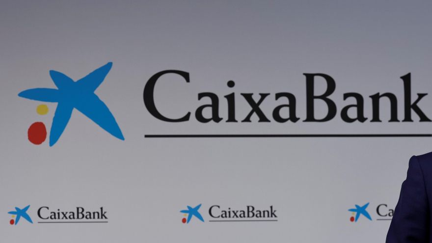 Imagen de archivo de una sede de Caixabank. EFE/Manuel Bruque