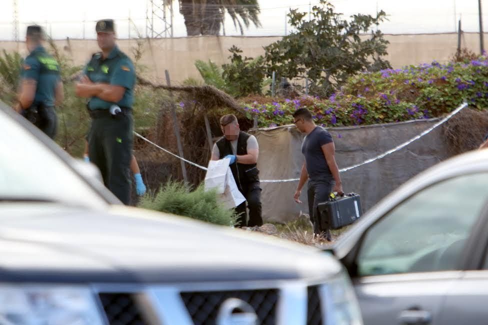 La Guardia Civil recoge los restos hallados en Vecindario. (ALEJANDRO RAMOS)