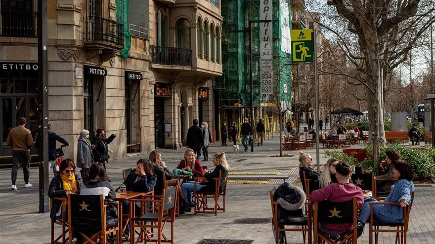 Aspecto de una terraza de un bar en el centro de Barcelona este viernes