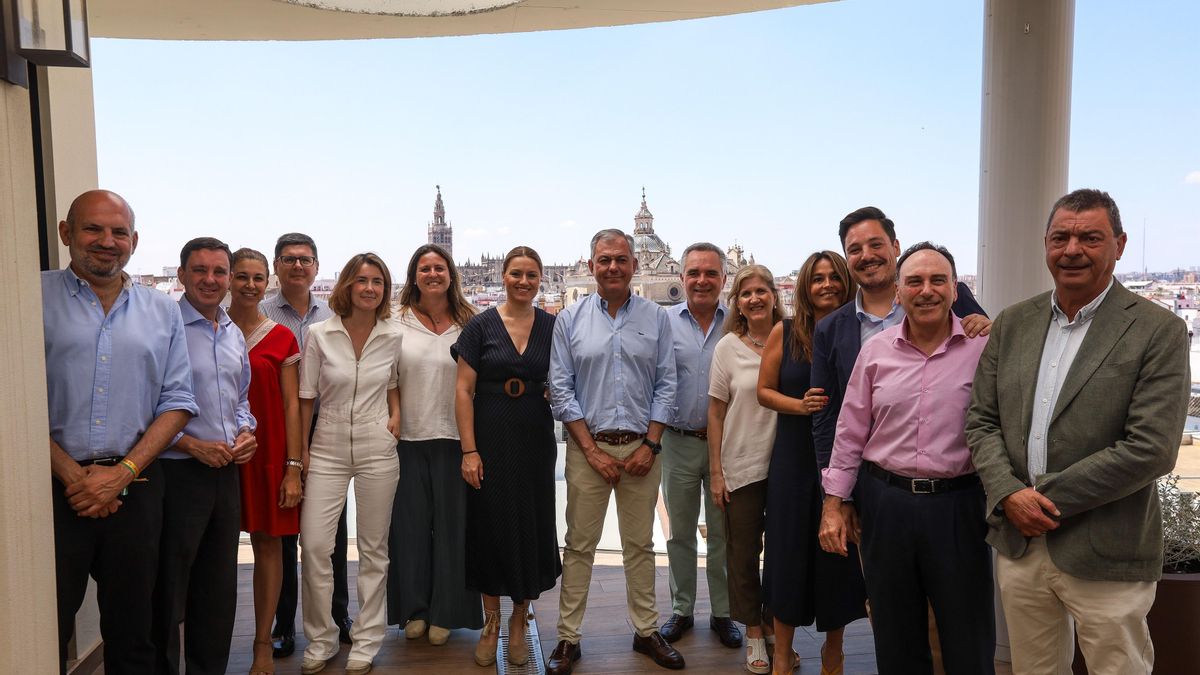 El alcalde electo de Sevilla, José Luis Sanz, en el centro de la imagen, con los concejales electos por el PP.